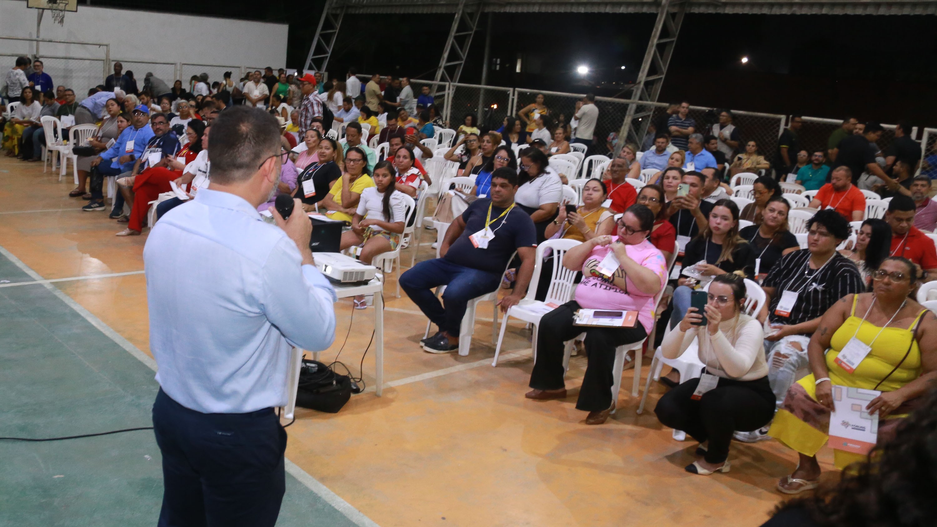 grupo de pessoas reunidas